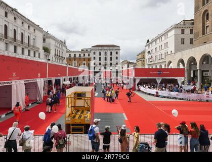 Brescia, Italia. 13th giugno, 2023. Partenza oggi, martedì 13 giugno, con una tappa speciale a Brescia per poi costampare il Lago di Garda, attraversare Verona, Ferrara, Lugo e Imola, fino alla prima tappa a Cervia-Milano Marittima. Credit: Independent Photo Agency/Alamy Live News Foto Stock