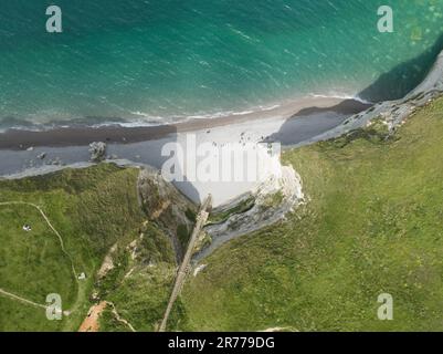 Vista del drone sulle scogliere di gesso sulla riva del mare. Punto di riferimento in Francia. Vista aerea dal drone di Etretat, Normandia Foto Stock