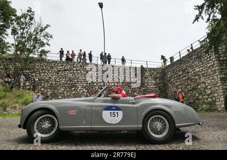 Brescia, Italia. 13th giugno, 2023. Partenza oggi, martedì 13 giugno, con una tappa speciale a Brescia per poi costampare il Lago di Garda, attraversare Verona, Ferrara, Lugo e Imola, fino alla prima tappa a Cervia-Milano Marittima. Credit: Independent Photo Agency/Alamy Live News Foto Stock