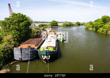 Le barche dei canali sono ormeggiate in una banchina troppo grande presso i moli di Sharpness sul Gloucester e sul canale di Sharpness accanto all'estuario del Severn. Foto Stock