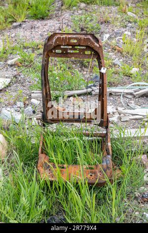 Dumping illegale. Posto auto bruciato scartato nel distretto di Kyläsaari di Helsinki, Finlandia. Foto Stock