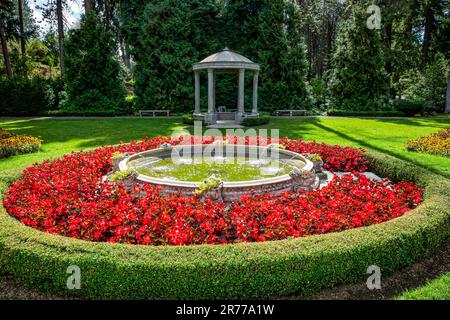 WA2338-00....WASHINGTON - Fontana e fiori colorati nel giardino Duncan al Manito Park a Spokane. Foto Stock