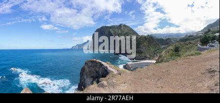 Isola di Madeira Portogallo - 04 19 2023: Vista panoramica al villaggio di Faial, un villaggio iconico, fenomeno geologico naturale, grandi scogliere sul oce Foto Stock