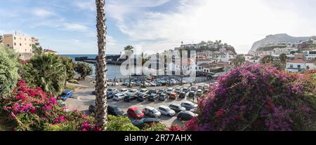 Isola di Madeira Portogallo - 04 21 2023: Vista panoramica sulla baia di Câmara do Lobos e il porto, un piccolo villaggio turistico di pescatori, viale principale di fronte alla se Foto Stock