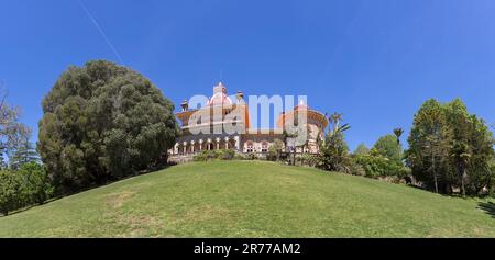 Isola di Madeira Portogallo - 04 25 2023: Vista panoramica esterna al Monserrate Palace, una sontuosa villa situata a Sintra, il tradizionale resort estivo Foto Stock