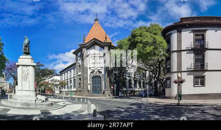 Isola di Madeira Portogallo - 04 19 2023: Vista panoramica sulla facciata anteriore della Banca del Portogallo, edificio del governo regionale e statua di João Zarco, Fun Foto Stock