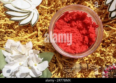 Delizioso vasetto di torta di velluto rosso per regalare la vista dall'alto. Foto Stock