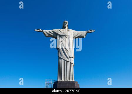 Rio de Janeiro, Brasile - 25 maggio 2023: Statua del Cristo Redentore, il famoso punto di riferimento di Rio e del Brasile, contro il cielo blu chiaro. Foto Stock