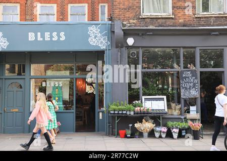 Alla moda Stoke Newington Church Street, con un'atmosfera villagey e comunitaria, buoni collegamenti con la città e nel London Borough di Hackney, Regno Unito Foto Stock