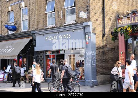 Alla moda Stoke Newington Church Street, con un'atmosfera villagey e comunitaria, buoni collegamenti con la città e nel London Borough di Hackney, Regno Unito Foto Stock