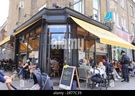 Alla moda Stoke Newington Church Street, con un'atmosfera villagey e comunitaria, buoni collegamenti con la città e nel London Borough di Hackney, Regno Unito Foto Stock