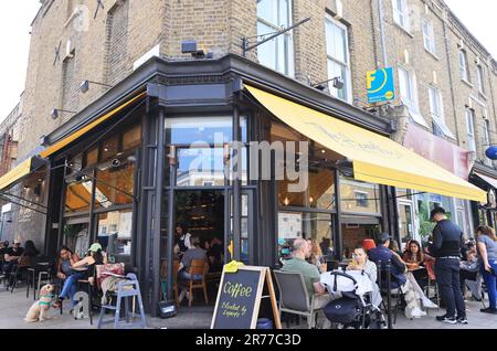 Alla moda Stoke Newington Church Street, con un'atmosfera villagey e comunitaria, buoni collegamenti con la città e nel London Borough di Hackney, Regno Unito Foto Stock
