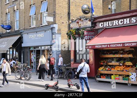 Alla moda Stoke Newington Church Street, con un'atmosfera villagey e comunitaria, buoni collegamenti con la città e nel London Borough di Hackney, Regno Unito Foto Stock
