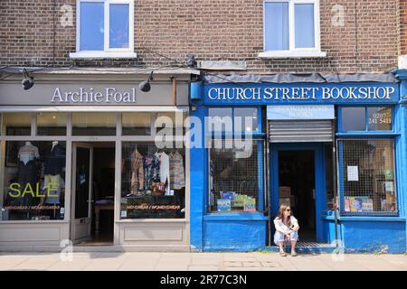 Alla moda Stoke Newington Church Street, con un'atmosfera villagey e comunitaria, buoni collegamenti con la città e nel London Borough di Hackney, Regno Unito Foto Stock