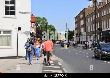 Alla moda Stoke Newington Church Street, con un'atmosfera villagey e comunitaria, buoni collegamenti con la città e nel London Borough di Hackney, Regno Unito Foto Stock