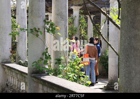 La Georgian Pergola in the Hill Garden con ampie vedute su Hampstead Heath nel nord di Londra, Regno Unito Foto Stock