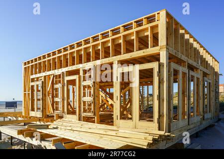 Nuovo edificio infinito di caffe' in legno naturale e pavimento in terrazza sulla costa Baltica Foto Stock