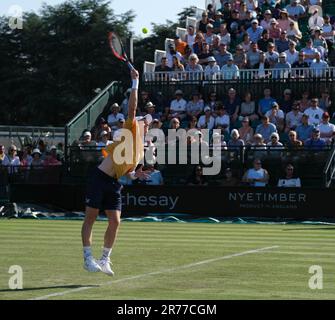 Nottingham, Inghilterra: 13/06/2023, 13th giugno 2023; Nottingham Tennis Centre, Nottingham, Inghilterra: Rothesay Nottingham Open, giorno 2; Andy Murray (GBR) serve a Joris De Loore (bel) Foto Stock