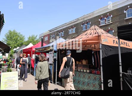 Clapton è in via di gentrificazione, come qui su Chatsworth Road, con un vivace caffè e cultura del caffè, negozi indipendenti e un mercato domenicale, a est di Londra, Regno Unito Foto Stock