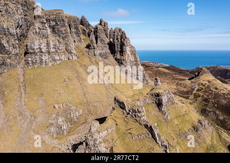 Veduta aerea della formazione rocciosa di Quiraing 'la prigione', penisola di Trotternish, Isola di Skye, Scozia, Regno Unito Foto Stock
