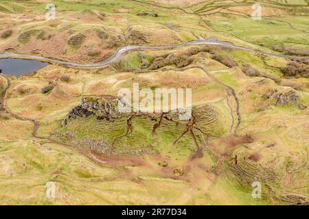 Veduta aerea del castello Ewen, una formazione rocciosa che assomiglia a un castello, Fairy Glen, Isola di Skye, Scozia, Regno Unito Foto Stock