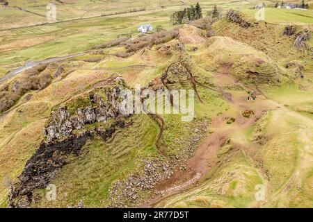 Veduta aerea del castello Ewen, una formazione rocciosa che assomiglia a un castello, Fairy Glen, Isola di Skye, Scozia, Regno Unito Foto Stock