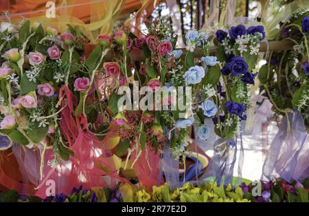 Fiore corona nel mercato medievale, artigianato e moda Foto Stock