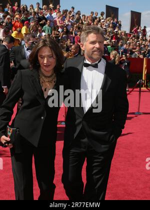 Trattare Williams e la moglie Pam Van Sant al 56th° Emmy Awards annuale il 19 settembre 2004 a Los Angeles, California. Photo credit: Francis Specker Foto Stock