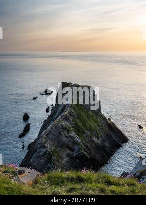 Il sole tramonta su Lundy Island nel Canale di Bristol a Bull Point sulla costa del North Devon.clif Foto Stock