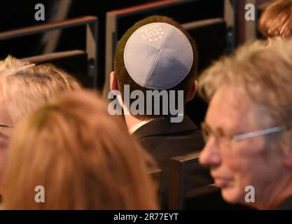 Potsdam, Germania. 13th giugno, 2023. Un uomo che indossa un kippah siede nel Teatro Hans otto all'apertura del Festival del Cinema Ebraico di Berlino Brandenburg. Oltre ai documentari, il programma comprende cortometraggi e film che celebrano i 75 anni di Israele. Al festival, 64 film provenienti da 16 paesi di produzione mostrano la diversità della vita ebraica in tutti i generi cinematografici. Credit: Bernd Settnik/dpa-Zentralbild/dpa/Alamy Live News Foto Stock