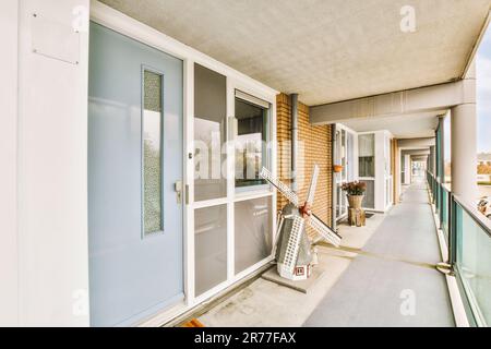 l'esterno di una casa con porte blu e rivestimento bianco sul lato della porta anteriore che è chiusa Foto Stock