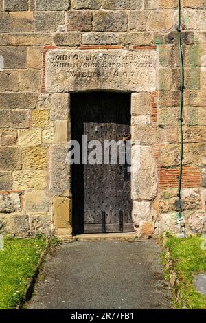 Vecchia porta di legno nella torre della chiesa di St Oswalds chiesa parrocchiale nella città mercato di Oswestry Foto Stock