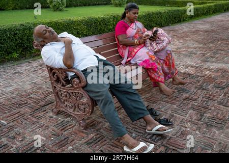 L'uomo riposa e la moglie si rilassa al forte Rosso, al Taj Mahal, sito patrimonio dell'umanità dell'UNESCO, ad Agra, Uttar Pradesh, India, Asia Foto Stock