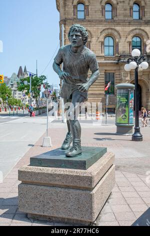 Statua commemorativa di Terry Fox, raccolta fondi contro il cancro, fuori da Parliament Hill, Ottawa, Ontario, Canada il 27 maggio 2023 Foto Stock