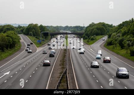 Il traffico scorre sull'autostrada M5 allo svincolo 13 vicino a Stroud nel Gloucestershire. Foto Stock