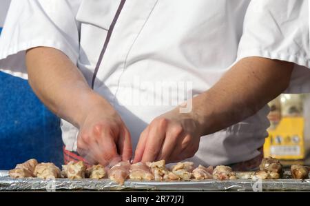 Gli chef dell'ambasciata giapponese si preparano spiedini di pollo al Festival delle ambasciate di Praga Foto Stock