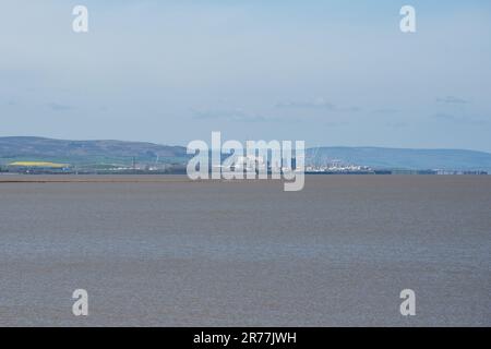 Un gruppo di gru a torre segna la costruzione della centrale nucleare di Hinkley Point C sulla costa del Somerset occidentale, con i Quantocks e Bren Foto Stock