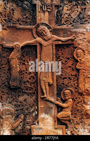 Novi Sad, Serbia - 29 maggio 2023: Khachkar armeno costruito di pietra di origine vulcanica dall'Armenia. Conosciuti anche come khatchkar, sono scolpiti, memori Foto Stock