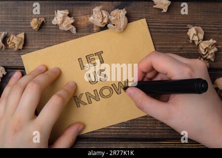 La mano scrive sul foglio con un pennarello nero il testo CE lo fa sapere Foto Stock