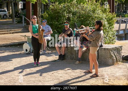 Musicisti jazz che si esibiscono all'aperto, False Creek Village, vancouver, British Columbia, Canada Foto Stock