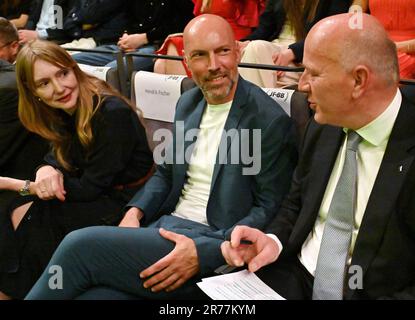 Potsdam, Germania. 13th giugno, 2023. Kai Wegner (CDU, r-l), sindaco di Berlino, parla con i direttori del festival JFBB, Andreas Stein e Doreen Goethe, all'apertura del Festival del cinema ebraico di Berlino Brandenburg al Teatro Hans otto. Oltre ai documentari, il programma comprende cortometraggi e film che celebrano i 75 anni di Israele. Al festival, 64 film provenienti da 16 paesi di produzione mostrano la diversità della vita ebraica in tutti i generi cinematografici. Credit: Bernd Settnik/dpa-Zentralbild/dpa/Alamy Live News Foto Stock