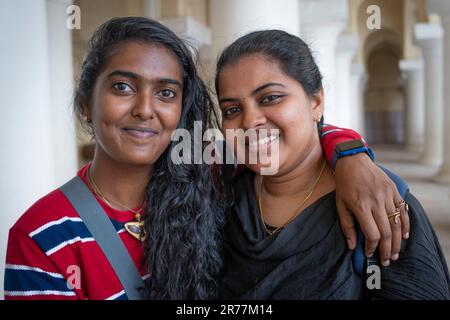 Due migliori amici visitano il Palazzo Thirumauai Nayak, Madurai, Tamil Nadu, India. Foto Stock