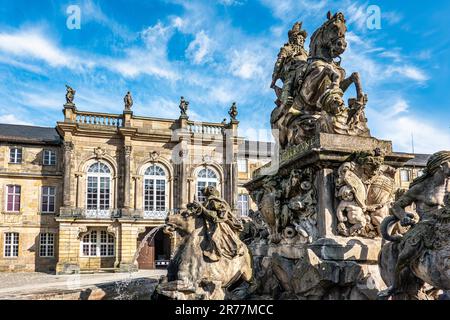 Il Neues Schloss, il Palazzo nuovo e la Fontana del Margravio a Bayreuth, Germania. Progettato da Elias Raentz nel 1699-1705 come monumento a Margravio Christia Foto Stock