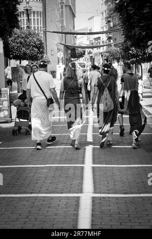 Merida, Spagna; 3 giugno 2023: XIII edizione di Emerita Ludica a Merida, Spagna. La famiglia vestita come i Romani dell'epoca imperiale che camminano per le strade Foto Stock