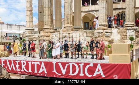 Merida, Spagna; 3 giugno 2023: XIII edizione di Emerita Ludica a Merida, Spagna. Vista panoramica di una rappresentazione d'epoca di una vendita di schiavi in un fo romano Foto Stock