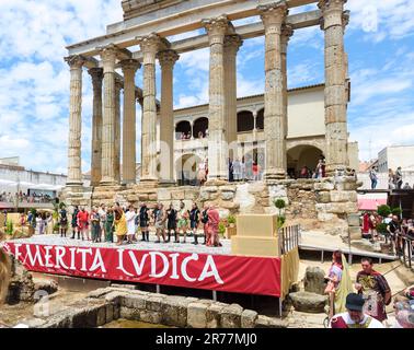 Merida, Spagna; 3 giugno 2023: XIII edizione di Emerita Ludica a Merida, Spagna. Vista panoramica di una rappresentazione d'epoca di una vendita di schiavi in un fo romano Foto Stock