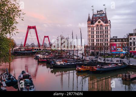 Rotterdam, Paesi Bassi dal Porto Vecchio di Oude Haven al tramonto Foto Stock