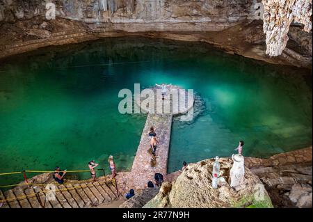 Vista sul meraviglioso cenote Suytun, uno dei cenote più famosi del Messico, situato a Yucatan, vicino a Valladolid Foto Stock