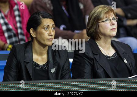 Allenatori neozelandesi Noteline Taurua, a sinistra e Ruth Aitken guardare la Nuova Zelanda sconfiggere l'Inghilterra in un nuovo mondo Netball Series match, Trusts Stadium, Auckland, Nuova Zelanda, Lunedi, Ottobre 03, 2011. Foto Stock