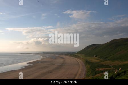 Vista sulla penisola di Rhossili Bay Gower al tramonto Foto Stock